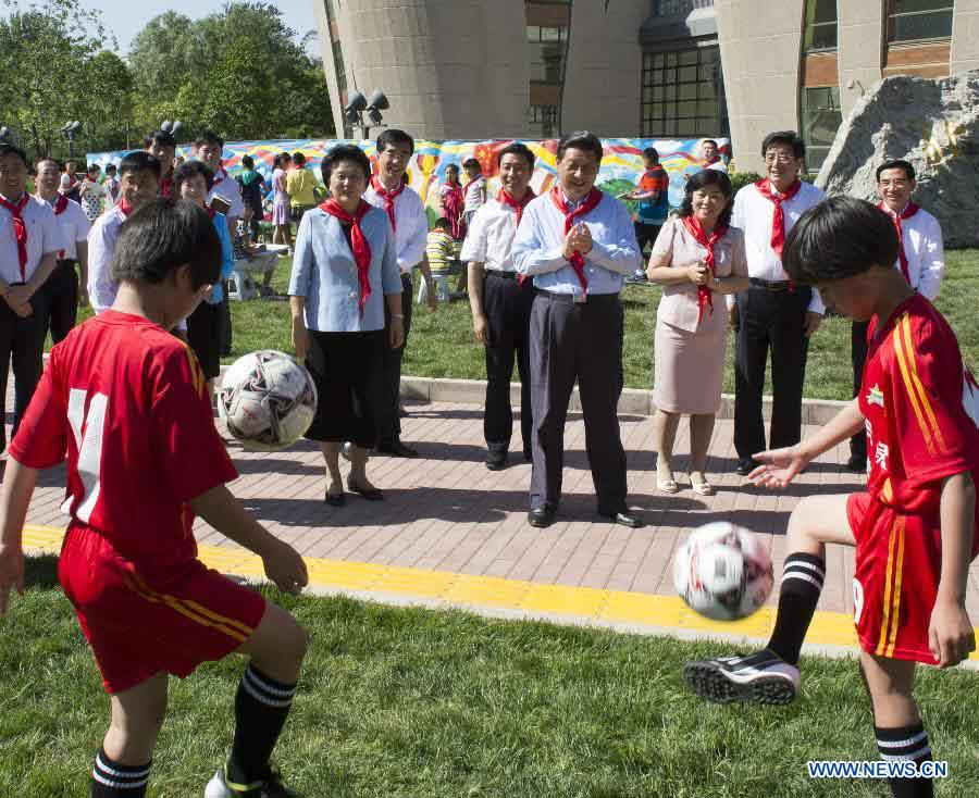 Си Цзиньпин вместе с детьми различных национальностей страны отмечал Международный день защиты детей (3)