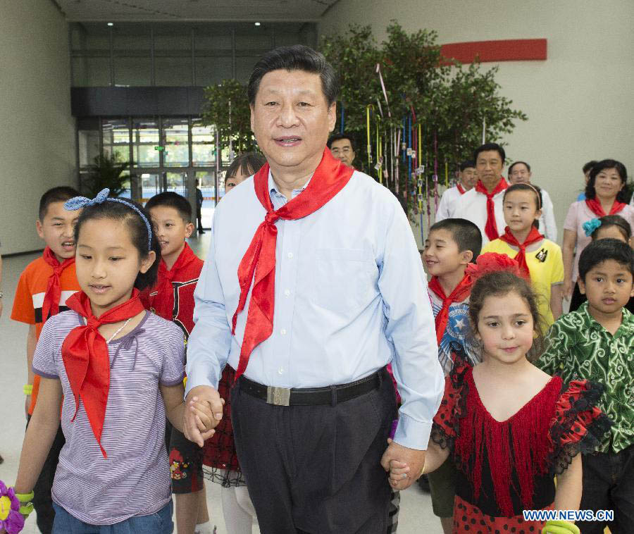 Си Цзиньпин вместе с детьми различных национальностей страны отмечал Международный день защиты детей (5)