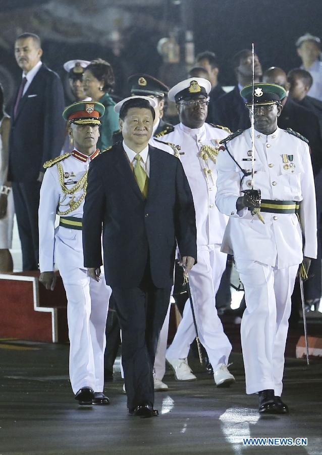 Си Цзиньпин прибыл в Порт-оф-Спейн и начал государственный визит в Тринидад и Тобаго (3)