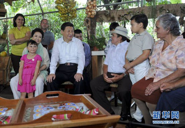 Маленькая девочка из семьи Саморы вызвала интерес у пары Си Цзиньпина и Пэн Лиюань. 
