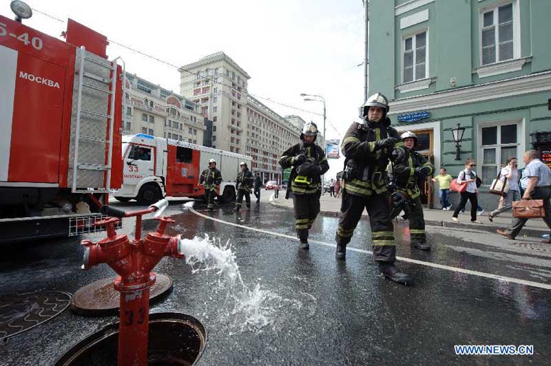 В Москве пожарные со станций метро "Охотный ряд" и "Библиотека им. Ленина" эвакуировали 4,5 тыс человек (3)