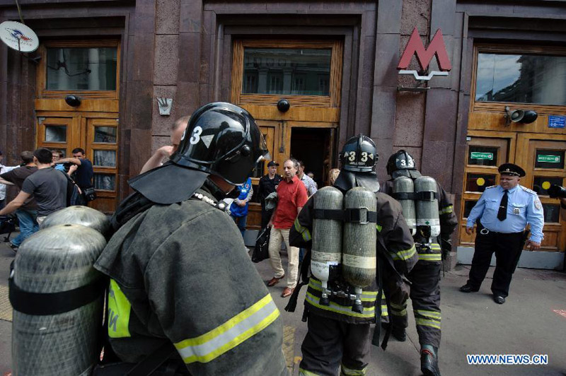 В Москве пожарные со станций метро "Охотный ряд" и "Библиотека им. Ленина" эвакуировали 4,5 тыс человек