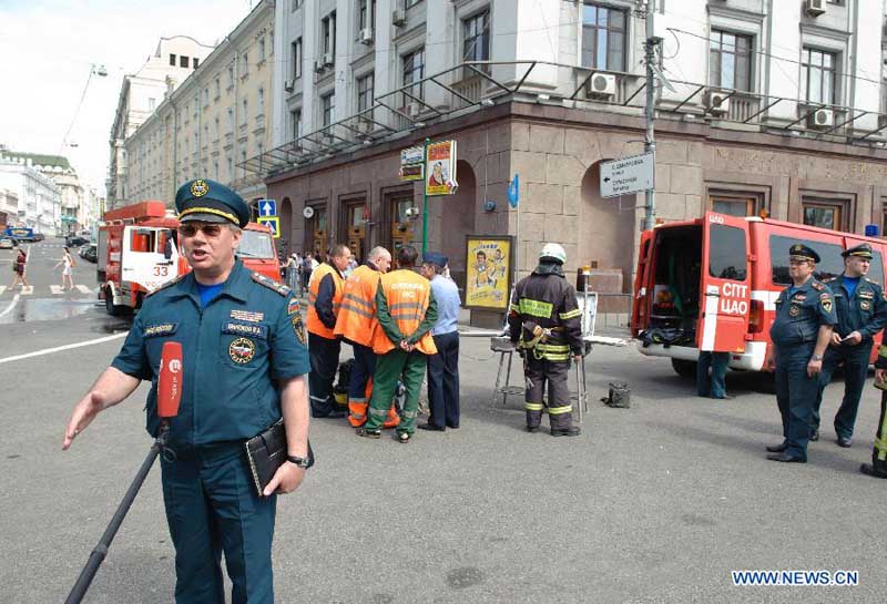 В Москве пожарные со станций метро "Охотный ряд" и "Библиотека им. Ленина" эвакуировали 4,5 тыс человек (7)