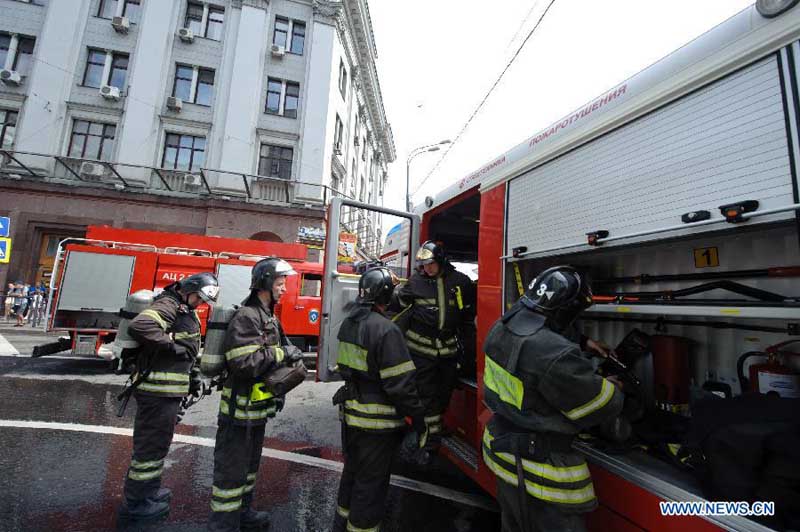 В Москве пожарные со станций метро "Охотный ряд" и "Библиотека им. Ленина" эвакуировали 4,5 тыс человек (6)