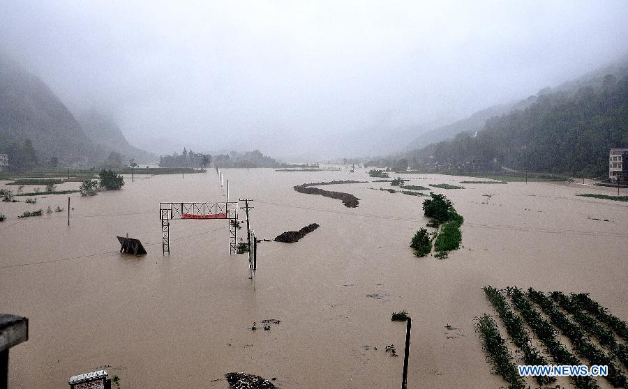 В провинции Хубэй в результате сильных ливней 5 человек погибли и пропали без вести (3)