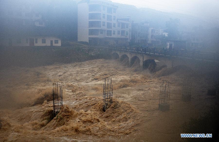 В провинции Хубэй в результате сильных ливней 5 человек погибли и пропали без вести