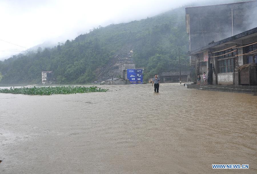 В провинции Хубэй в результате сильных ливней 5 человек погибли и пропали без вести (4)