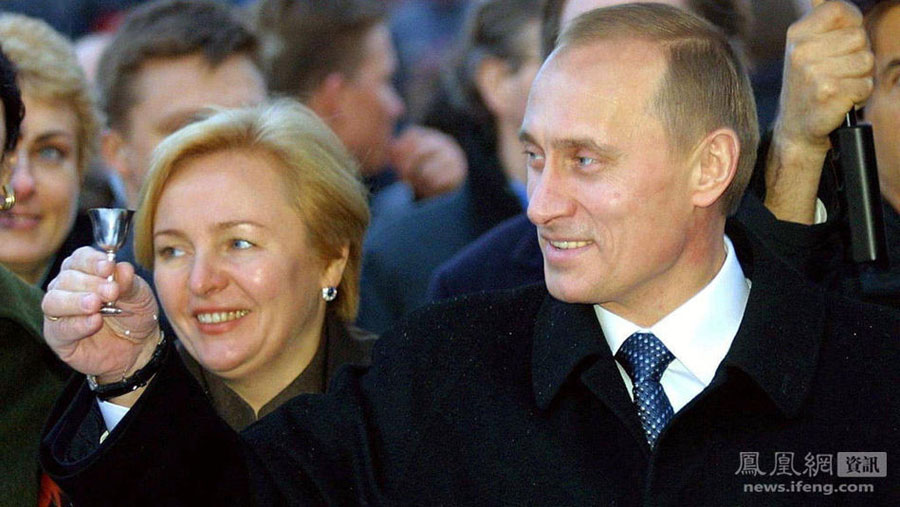 Владимир Путин с супругой в 2001 году