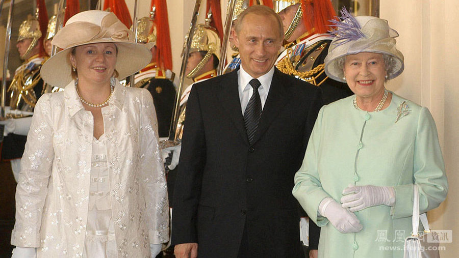 Владимир Путин с супругой в 2002 году
