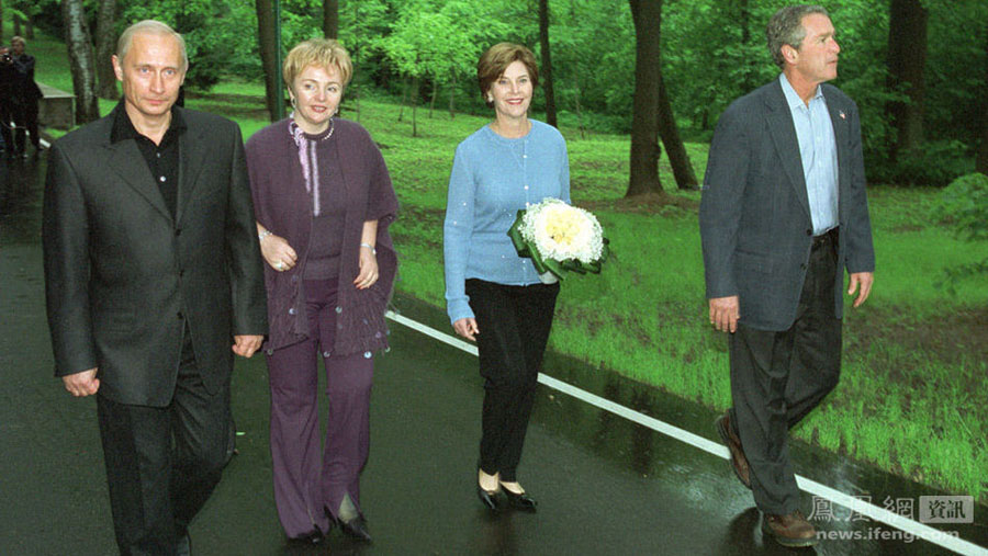 Владимир Путин с супругой в 2002 году