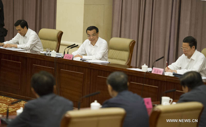 Китаю необходимо поддерживать стабильную макроэкономическую политику -- Ли Кэцян