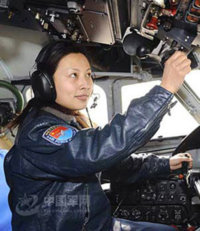 Ван Япин - единственная женщина-астронавт среди других кандидатов
