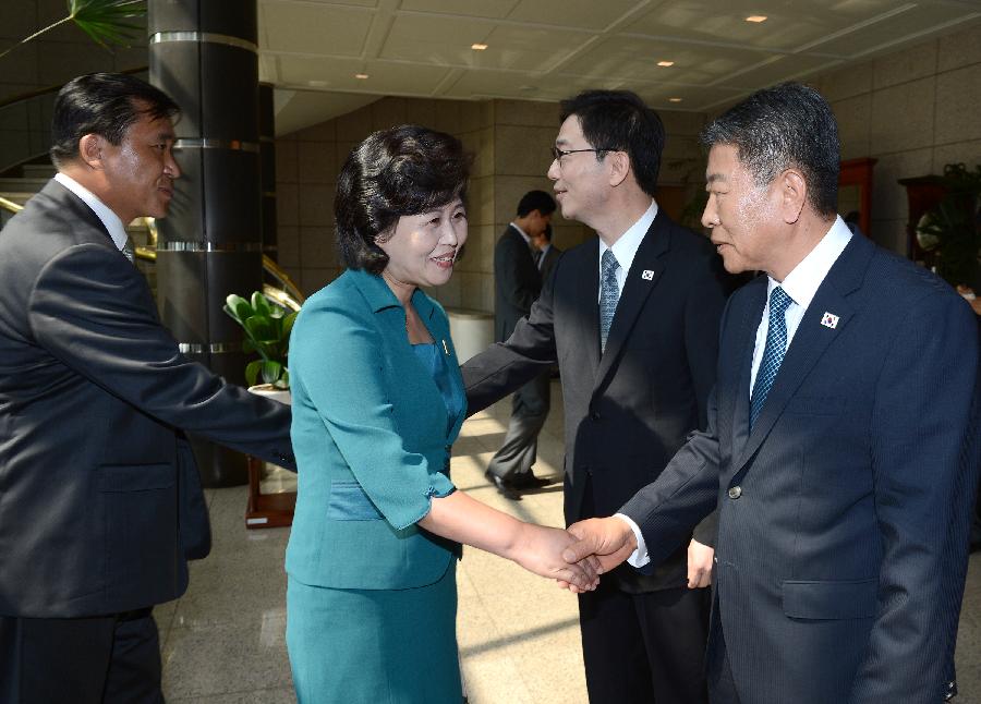 В Пханмунджоме состоялись первые за два года рабочие переговоры между Республикой Корея и КНДР (3)