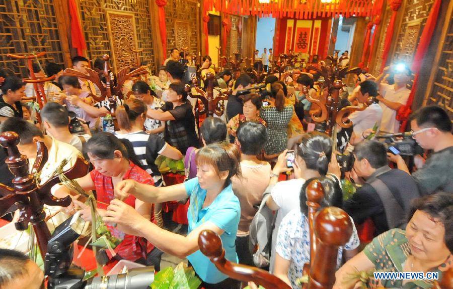 В Китае отмечают традиционный праздник Дуаньу (4)
