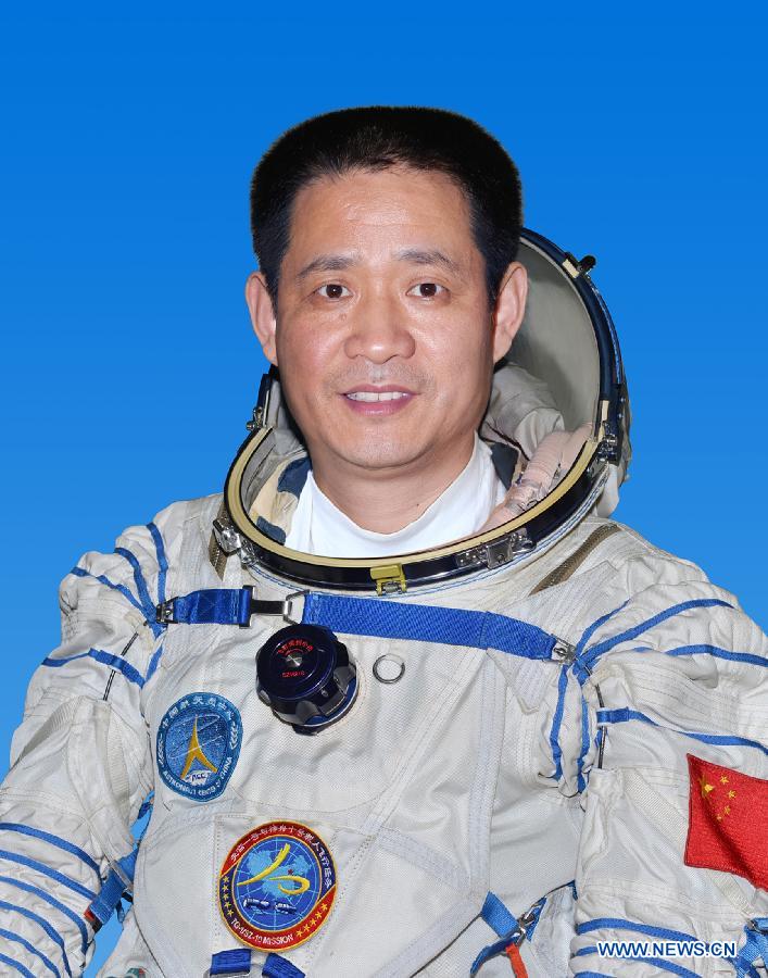 "Полет в космос -- это почетная миссия" -- краткая биография члена экипажа космического корабля "Шэньчжоу-10" Не Хайшэна (2)