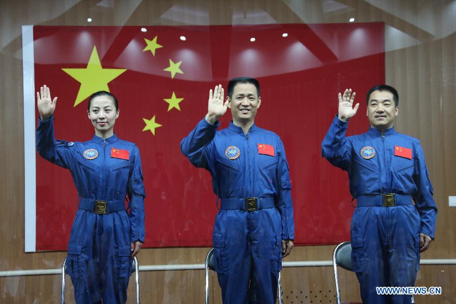 Экипаж космического корабля "Шэньчжоу-10" в полном составе предстал перед журналистами