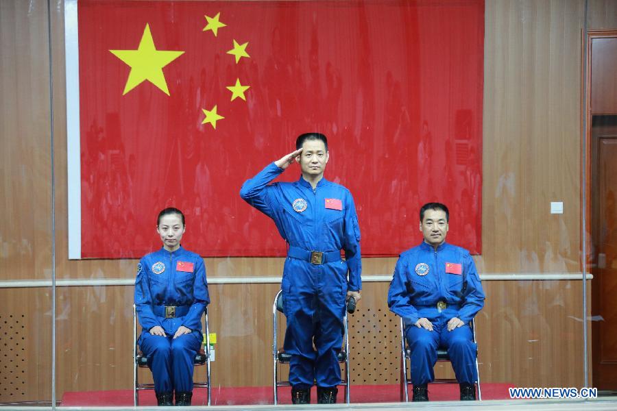 Экипаж космического корабля "Шэньчжоу-10" в полном составе предстал перед журналистами (4)