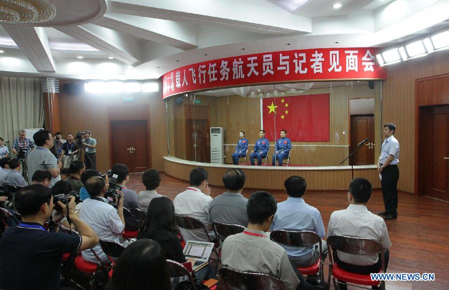 Экипаж космического корабля "Шэньчжоу-10" в полном составе предстал перед журналистами (12)