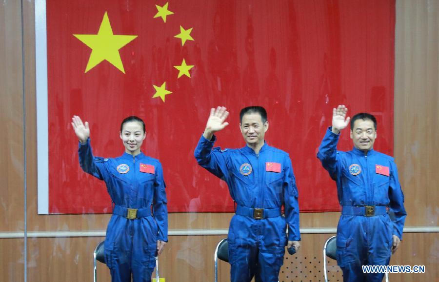 Экипаж космического корабля "Шэньчжоу-10" в полном составе предстал перед журналистами (2)