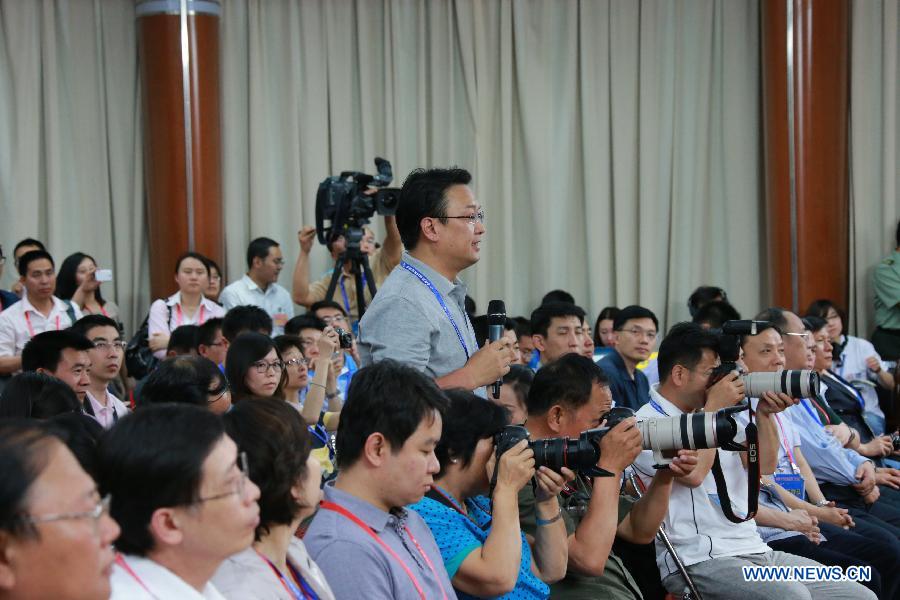 Экипаж космического корабля "Шэньчжоу-10" в полном составе предстал перед журналистами (10)