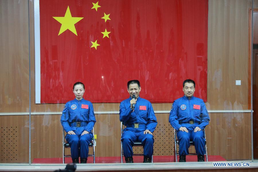 Экипаж космического корабля "Шэньчжоу-10" в полном составе предстал перед журналистами (7)