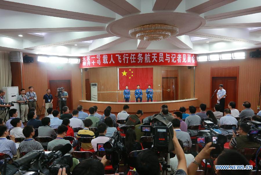 Экипаж космического корабля "Шэньчжоу-10" в полном составе предстал перед журналистами (9)