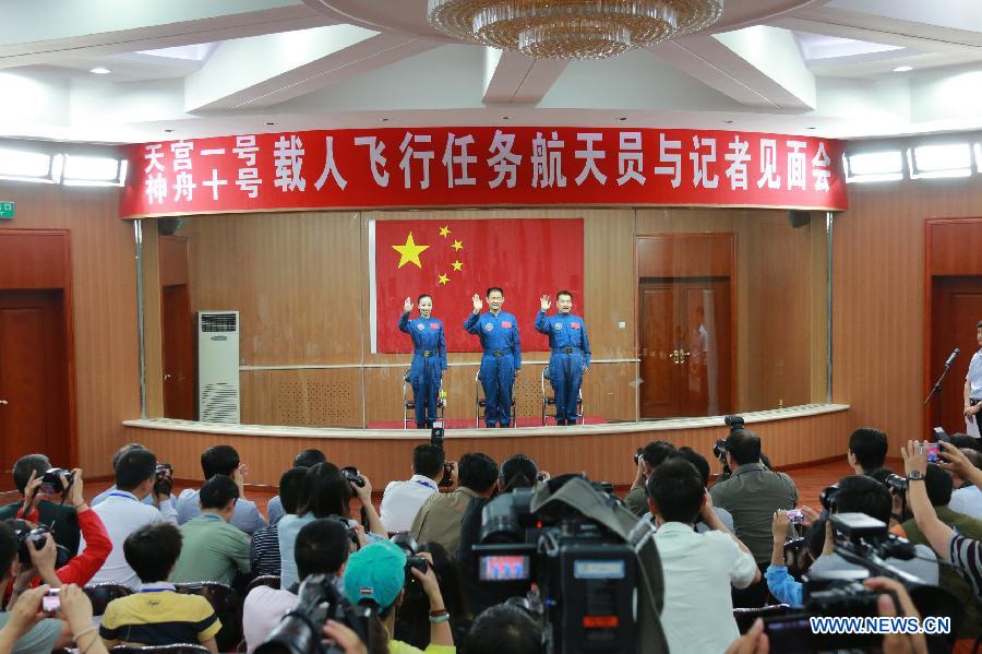 Экипаж космического корабля "Шэньчжоу-10" в полном составе предстал перед журналистами (8)
