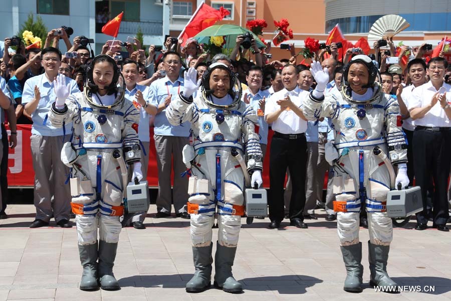 Экипаж космического корабля "Шэньчжоу-10" отправляется на стартовую площадку