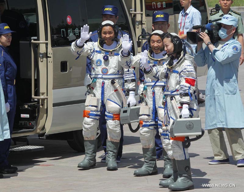 Экипаж космического корабля "Шэньчжоу-10" отправляется на стартовую площадку (4)
