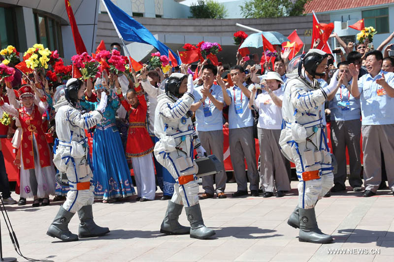 Экипаж космического корабля "Шэньчжоу-10" отправляется на стартовую площадку (3)