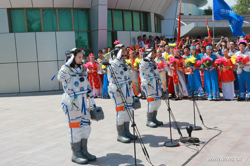 Экипаж космического корабля "Шэньчжоу-10" отправляется на стартовую площадку (2)
