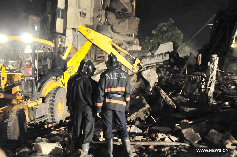 В Индии рухнуло жилое здание, погибли 4 человека (3)
