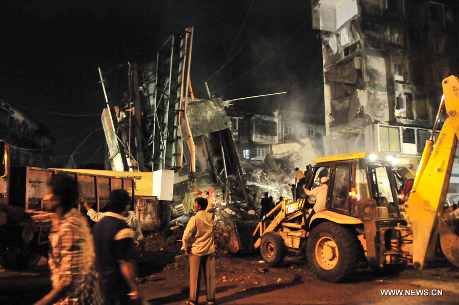 В Индии рухнуло жилое здание, погибли 4 человека (4)