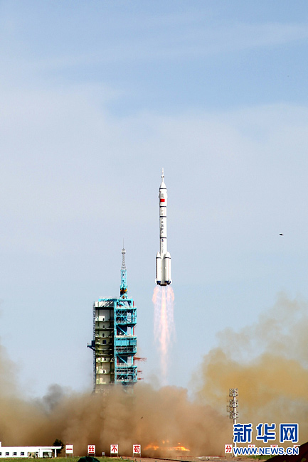 С космодрома Цзюцюань стартовал пилотируемый корабль "Шэньчжоу-10" (3)