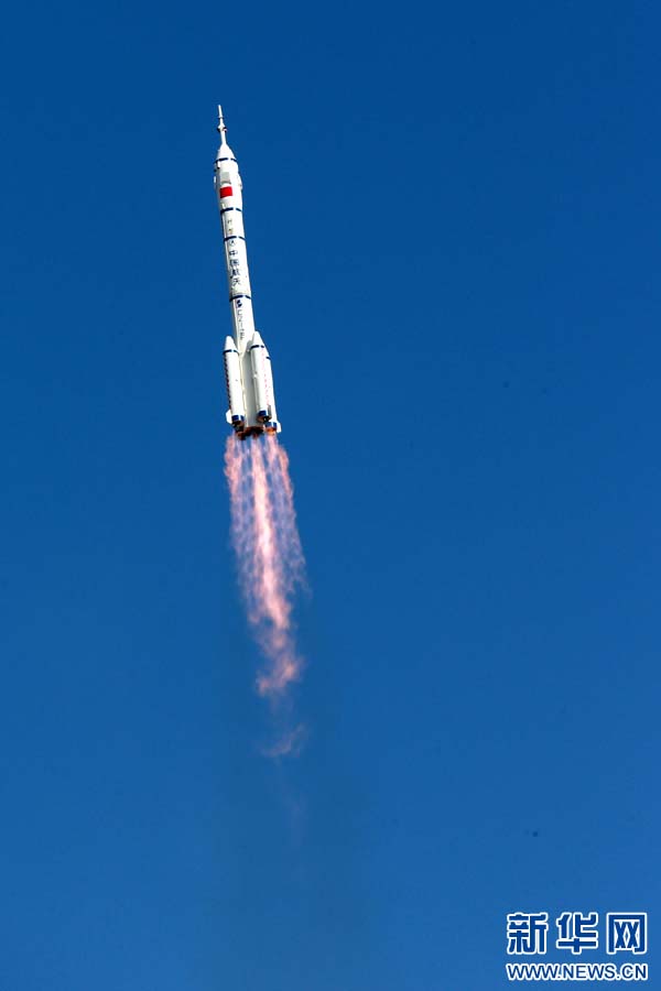 Китай произвел успешный запуск пилотируемого космического корабля "Шэньчжоу-10" (5)