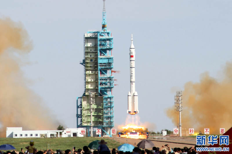 Китай произвел успешный запуск пилотируемого космического корабля "Шэньчжоу-10" (2)