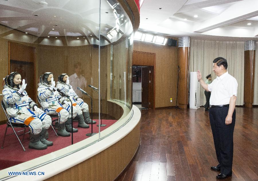 Си Цзиньпин: запуск "Шэньчжоу-10" -- важный шаг на пути к реализации мечты о создании космической державы (3)