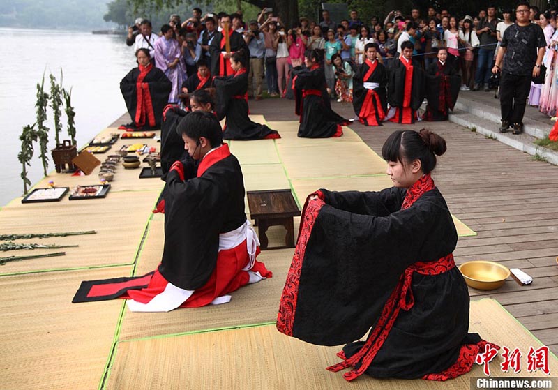 Молодежь из Нанкина в древних китайских костюмах совершили ритуальное жертвоприношение Цюй Юаню по случаю праздника Дуаньу (2)