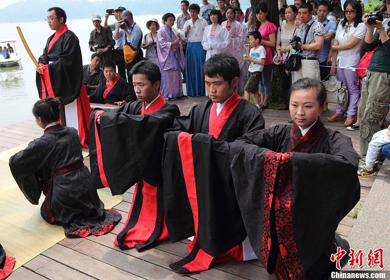 Молодежь из Нанкина в древних китайских костюмах совершили ритуальное жертвоприношение Цюй Юаню по случаю праздника Дуаньу (4)