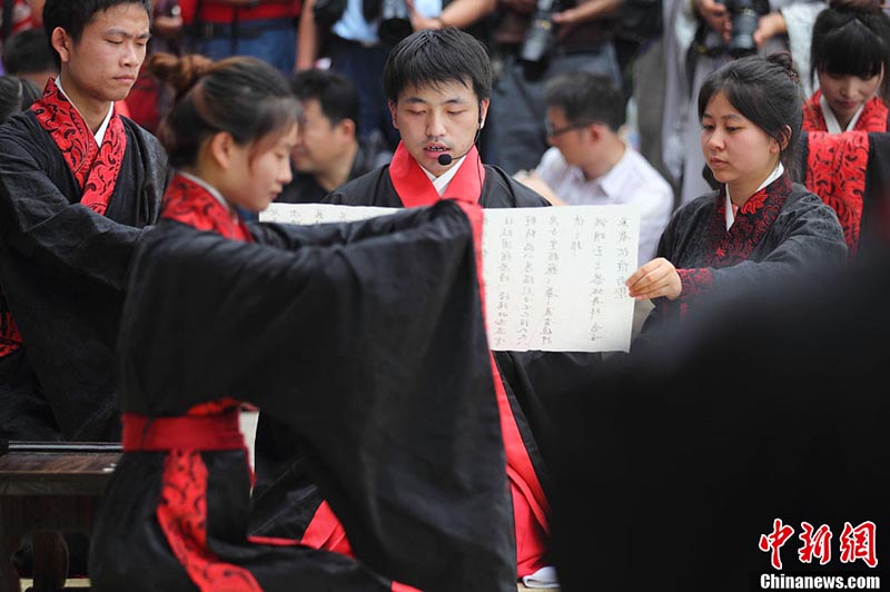 Молодежь из Нанкина в древних китайских костюмах совершили ритуальное жертвоприношение Цюй Юаню по случаю праздника Дуаньу