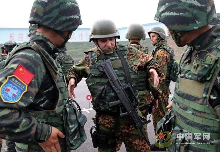 В Пекине начались совместные тренировки китайских вооруженных полицейских и внутренних войск МВД РФ (18)
