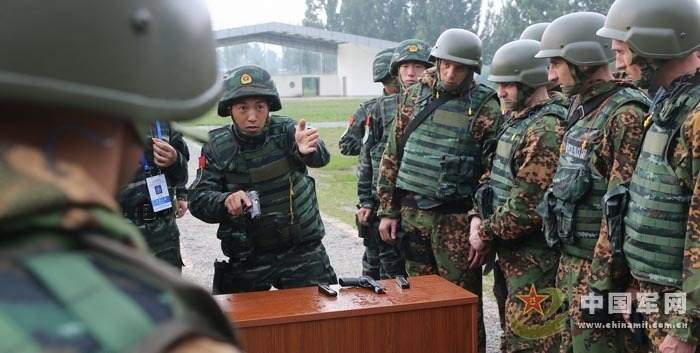 В Пекине начались совместные тренировки китайских вооруженных полицейских и внутренних войск МВД РФ (10)