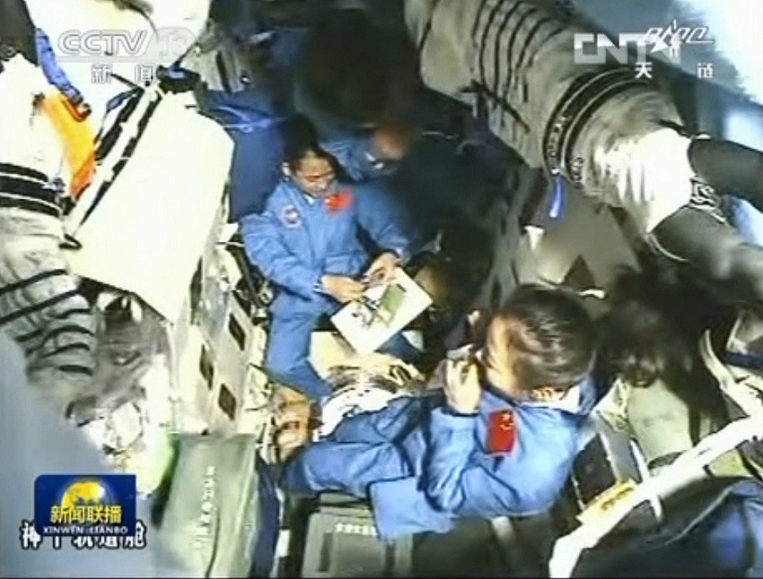 Китайские космонавты передают с борта космического корабля "Шэньчжоу-10" наилучшие пожелания соотечественникам в связи с праздником "Дуаньу" (3)