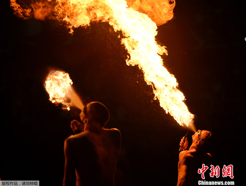 Яркий фестиваль огня "зажег" ночной Киев (3)