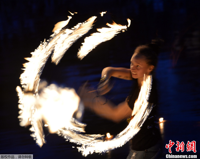 Яркий фестиваль огня "зажег" ночной Киев (2)