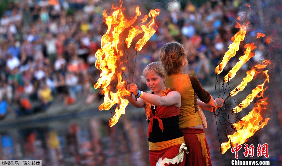 Яркий фестиваль огня "зажег" ночной Киев