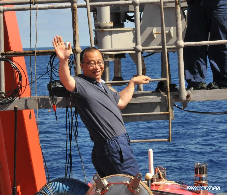 Китайский обитаемый батискаф "Цзяолун" впервые начал погружение с "пассажиром" на борту