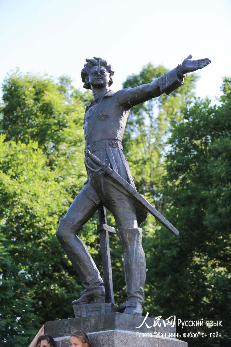 Памятник Петру Первому на берегу озера Плещеево