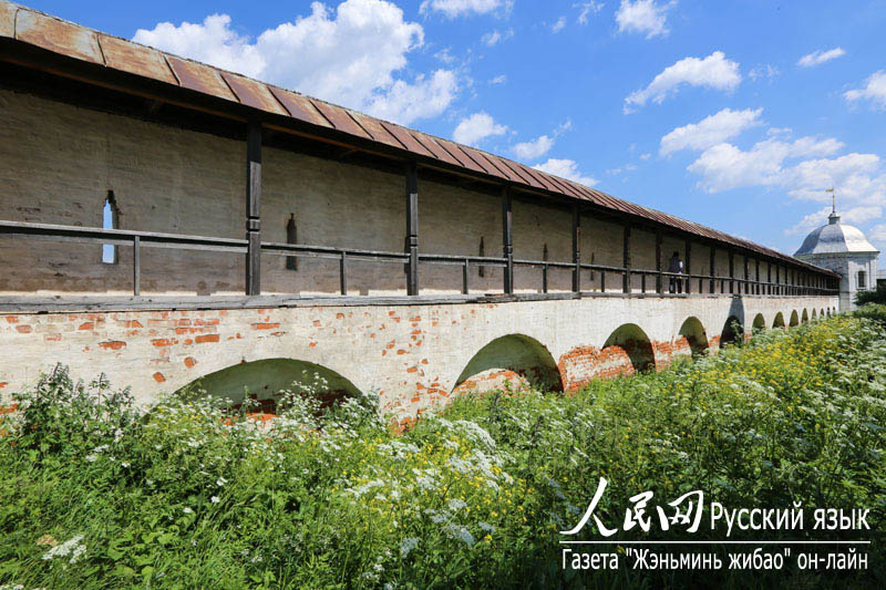 Старинные стены в Горицком монастыре.