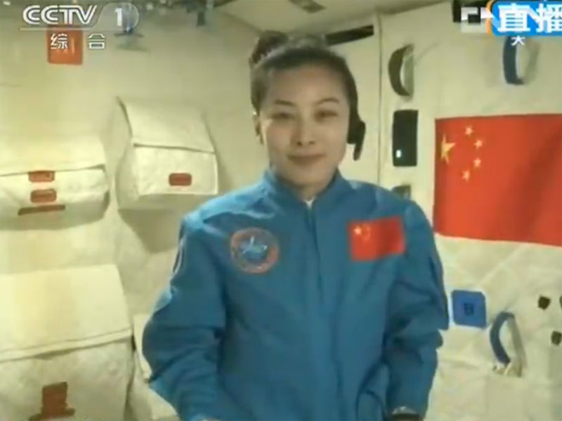 Китайская женщина-космонавт Ван Япин начала вести урок из космоса